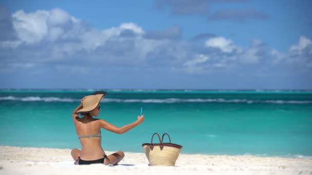 Beach Woman Neemt Selfie Tijdens Het Zonnebaden Het Strand Vrouw — Stockvideo