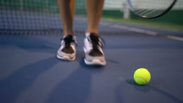 Tenis Tenista Hraje Tenis Noci Vyzvednout Tenisový Míček Raketou — Stock video