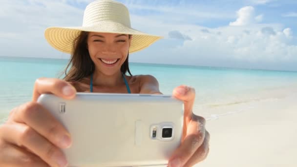Beach Bikini Dívka Brát Selfie Telefonu Smartphone Usměvavý Šťastný Smíšené — Stock video