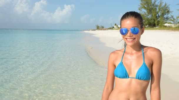 Sexy Beach Bikini Asiatisk Kvinna Som Poserar Klädd Solglasögon Ögonkläder — Stockvideo