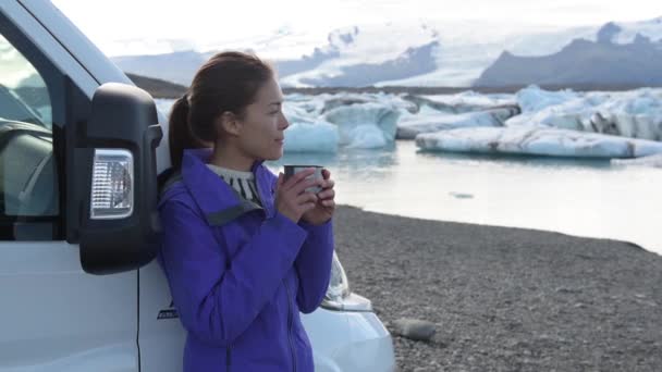 Karavanda Macera Yolculuğu Karavan Karavanıyla Gezen Bir Kadın Jokulsarlon Buzul — Stok video