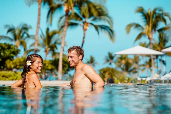 Románticas Vacaciones Pareja Piscina Pareja Divirtiéndose Sonriendo Resort Lujo Hotel —  Fotos de Stock