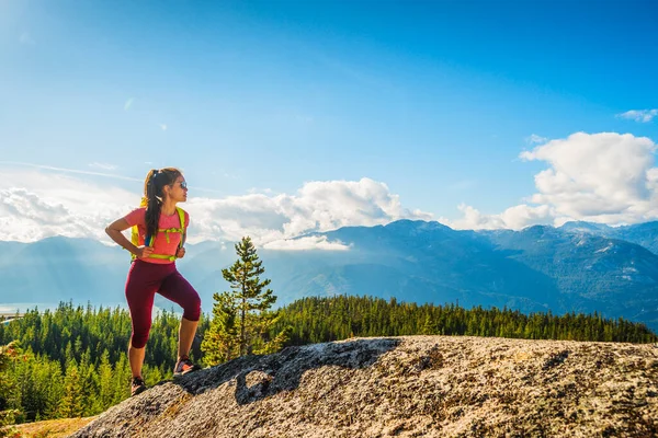 山のハイキングコースでハイキングする女性ハイカー美しい青空の自然景観の中でバックパックやハイキング服を着て景色を楽しむ — ストック写真
