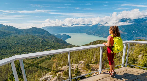 ビューポイントに立つ女性のハイキングStawamusチーフハイキング カナダ観光 ブリティッシュコロンビア州 ハイキング中に息をのむような自然景観の中でハイキング観光客屋外の楽園で散歩Squamish Canada — ストック写真