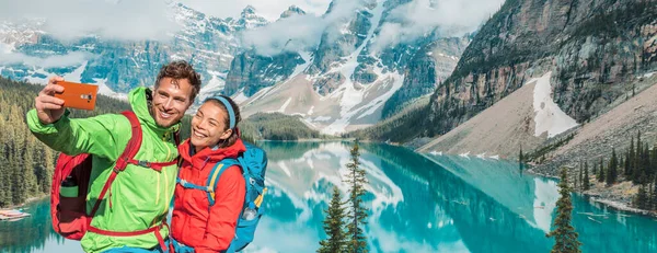 Pareja Viaje Selfie Bandera Paisaje Felices Excursionistas Invierno Alpes Vista —  Fotos de Stock