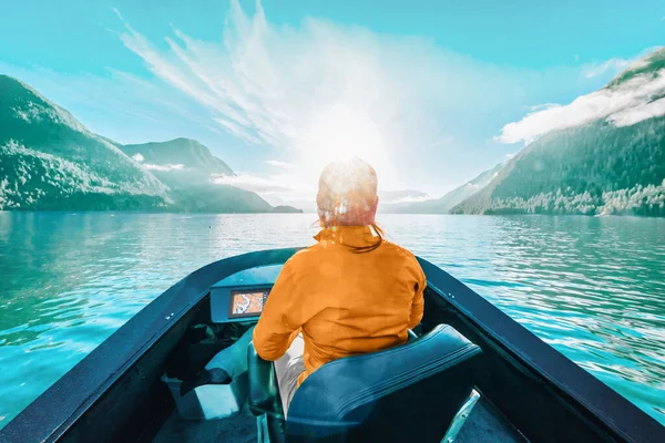 Bootsflüchtlinge Junge Frau Fährt Motorboot Der Natur — Stockfoto