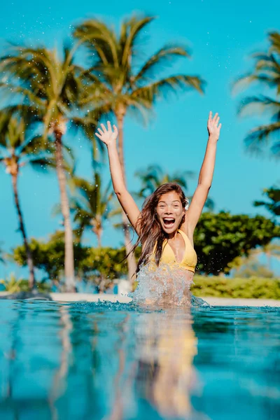 旅行リゾートのコンセプト 豪華なホテルの休暇で喜びの叫びプールに飛び込む幸せな楽しい女性 多民族の少女 ストック画像