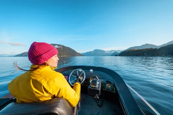 Kobieta Driving Motor Boat Beautiful Nature Krajobraz Uśmiechnięty Szczęśliwy Zachodzie — Zdjęcie stockowe