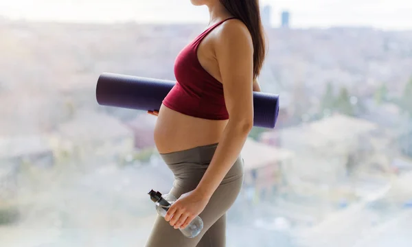 Zwangere Vrouw Gaat Naar Prenatale Yoga Klasse Tonen Mooie Baby — Stockfoto