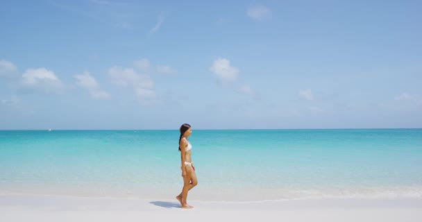 Vacaciones Viajes Playa Vida Mujer Bikini Caminando Perfecta Playa Paradisíaca — Vídeo de stock