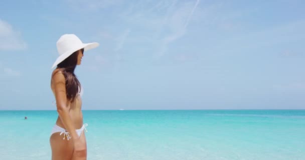 Güneş Seyahati Plajı Ndaki Bikinili Kadın Plajda Güneş Gözlüğü Şapka — Stok video