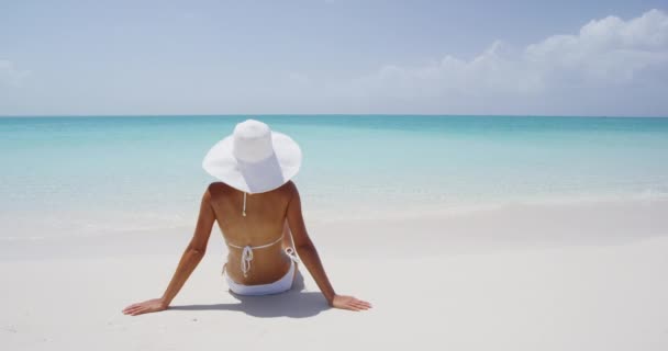 Παραλία Sun Ταξίδια Διακοπές Έννοια Γυναίκα Παραλία Λευκή Άμμο Οπίσθια — Αρχείο Βίντεο