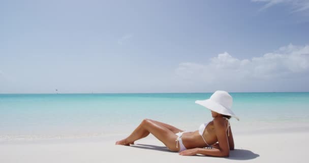 Zongebruinde Vrouw Bikini Zonnebaden Strand Vakantie Reizen Ontspannen Caribisch Strand — Stockvideo