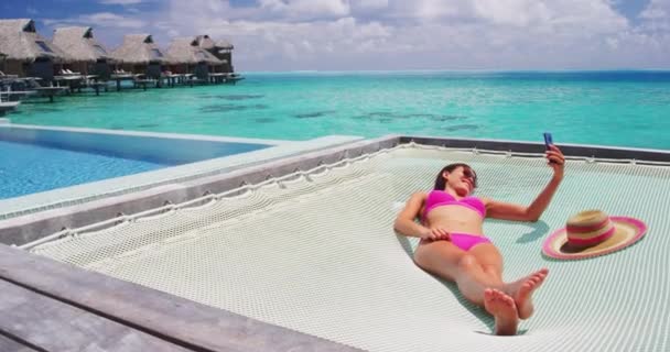 Telefono Lussuoso Resort Vacanza Turista Donna Relax Sul Letto Rete — Video Stock