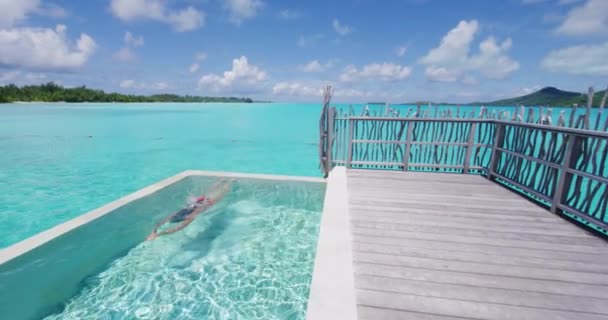 Luxe Zomervakantie Vrouw Zwemmend Onder Water Bikini Infinity Zwembad Reishotel — Stockvideo