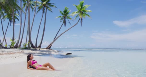 Ταξίδι Παραλία Διακοπές Παράδεισος Ηλιοθεραπεία Γυναίκα Χαλαρωτικό Ξαπλωμένη Ηλιοθεραπεία Τροπικό — Αρχείο Βίντεο