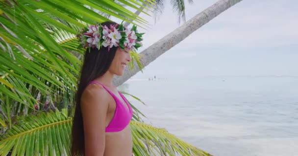 伝統的なタヒチ文化のアクセサリーの花冠を冠花頭花輪を身に着けているタヒチの美しさの女性 フランス領ポリネシアのボラ 美しいアジアの多人種の女の子笑顔幸せ — ストック動画