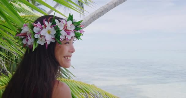 エキゾチックな美しさウェルネス女性はタヒチの花の花輪クラウンヘアアクセサリーで熱帯のビーチでリラックスします フランス領ポリネシアのボラ 旅行休暇の女の子笑顔幸せ — ストック動画