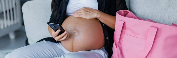 Lista Kontrolna Torby Szpitalnej Kobieta Ciąży Przygotowuje Torbę Szpitalną Porodu — Zdjęcie stockowe