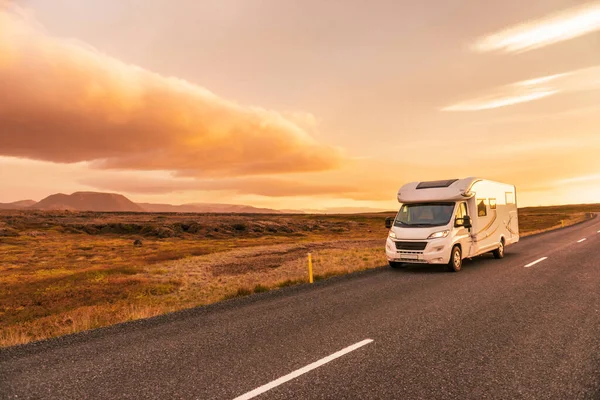 Motorhome Camper Van Road Trip 去旅行度假的人 乘坐租车野营车的游客可以看到日落时美丽的自然景观中的高山 来自冰岛 — 图库照片