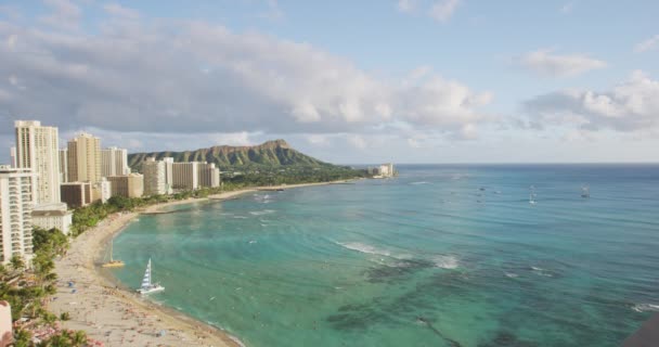 ダイヤモンドヘッドとワイキキビーチの風景のホノルル市 ハワイ旅行 スローモーション — ストック動画