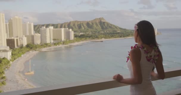 Feliz Hawaii Waikiki Turista Playa Disfrutando Vacaciones Viaje Ciudad Honolulu — Vídeo de stock