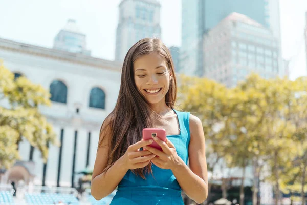 纽约市妇女使用电话应用程序步行在曼哈顿 年轻女性职业多种族女性快乐微笑 美国纽约市 — 图库照片