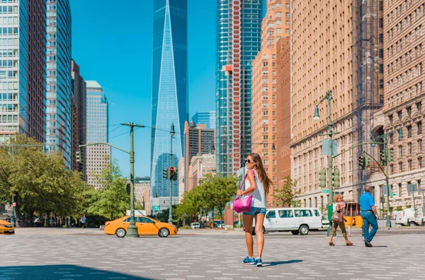 Vita New York Donna Che Cammina Con Vista Sullo Skyline — Foto Stock