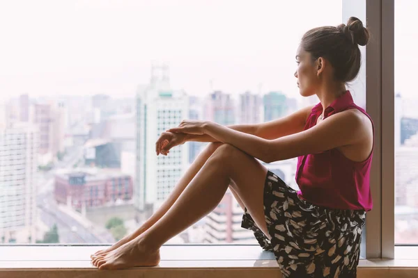 若い女性の精神衛生意識 アジアの女性は キャリアの選択 冬の季節的な情動障害について考えて自宅で彼女のマンションの窓を外を見て消極的 うつ病孤独 — ストック写真
