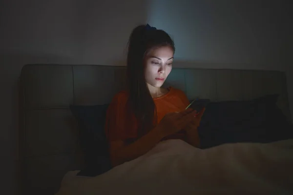 Femme Dormir Utilisant Téléphone Lit Rester Debout Tard Dans Nuit — Photo