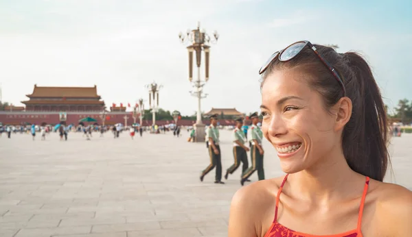 中国中国北京の天安門広場を歩くアジアの観光客の女性 夏の旅行先 — ストック写真