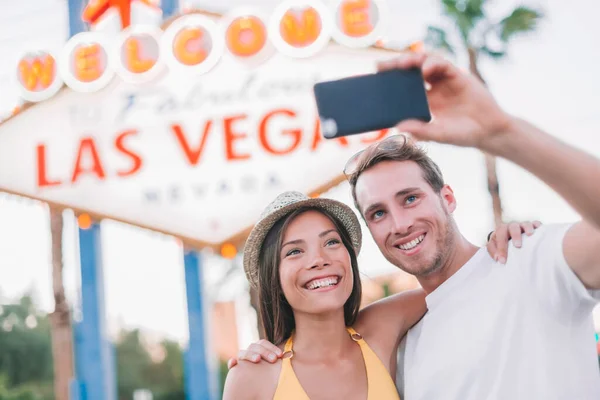 拉斯维加斯有一对年轻夫妇在暑假期间与美国著名旅游胜地的电话拍照 他们在此签了名 — 图库照片