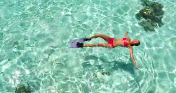 Відпустка Подорожі Жінка Плаває Чистій Незайманій Воді Розслабляючись Спині Червоних — стокове відео