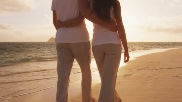 Beach Západ Slunce Pár Chůze Romantické Líbánky Lásce Sunrise Romance — Stock video