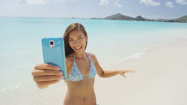 Teléfono Chica Usando Teléfono Inteligente Playa Saludando Mano Diciendo Hola — Vídeos de Stock