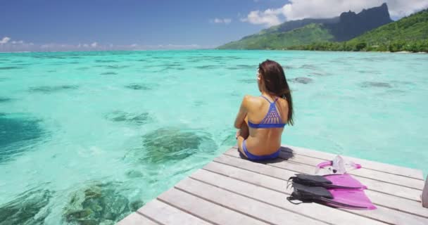 Sommerurlaub Wassersport Mädchen Lifestyle Frau Entspannen Auf Overwater Resort Deck — Stockvideo