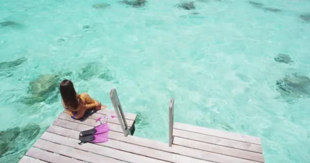 Žena Odpočívající Soukromé Hotelové Terase Výhledem Oceánské Útesy Zámořského Bungalovu — Stock video