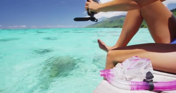 Snorkel Κορίτσι Βάζοντας Ψαροντούφεκο Πτερύγια Ετοιμάζεται Για Κολύμπι Στα Γαλαζοπράσινα — Αρχείο Βίντεο