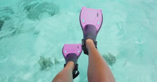 Женщина Плавает Трубкой Веселится Розовыми Плавниками Над Океаном Ноги Крупный — стоковое видео