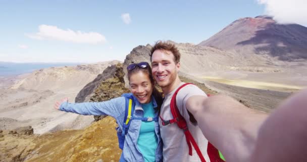 비디오 기사보기 여행에서 셀카를 뉴질랜드 통가로 알파인 크로싱에서 하이킹을 즐기고 — 비디오