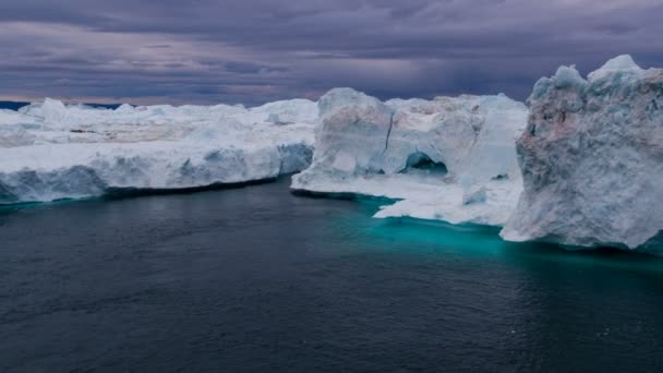 Jéghegyek Jeges Levegőben Drón Videó Csodálatos Természet Táj Grönlandon Jéghegy — Stock videók