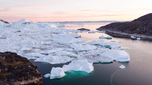 氷河の融解による氷河からの氷山 地球温暖化と気候変動グリーンランドのイルリサットにある氷河 北極の自然氷の風景の空中ビデオ ユネスコ世界遺産 — ストック動画