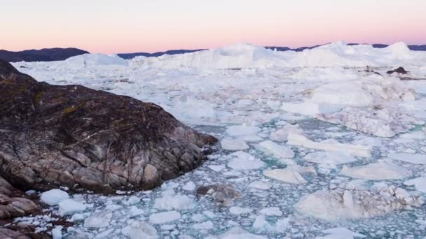 Travel Arctic Landscape Nature Icebergs Greenland Tourist Man Explorer Looking — Vídeo de stock