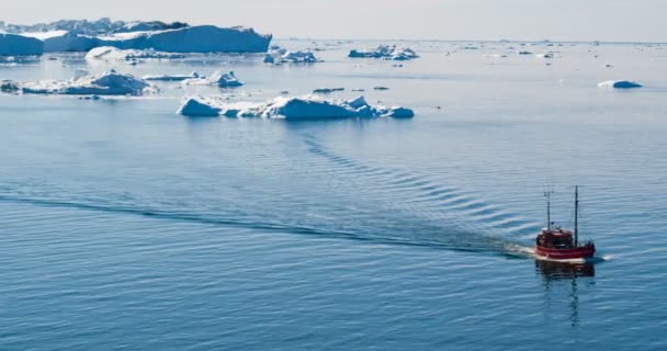Grönländische Eisberge Und Fischerboot Der Grönländischen Eisberglandschaft Des Ilulissat Eisfjords — Stockvideo