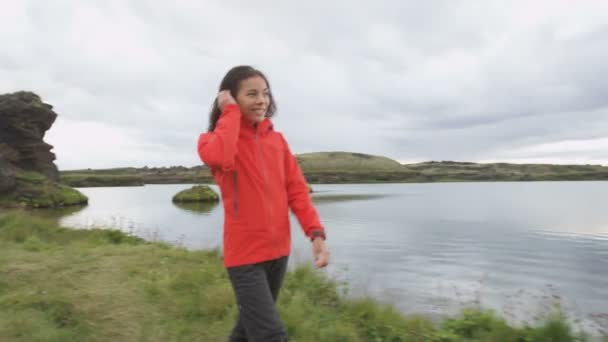 Donna Attiva Che Cammina Nella Natura Facendo Escursioni Islanda Escursionista — Video Stock