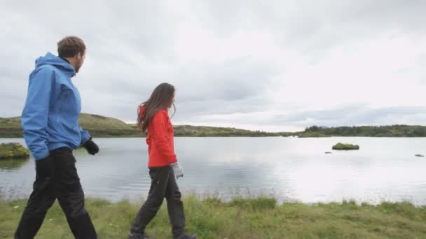 Άνθρωποι Περπατούν Στη Φύση Στην Ισλανδία Ζευγάρι Που Επισκέπτεται Ισλανδικά — Αρχείο Βίντεο