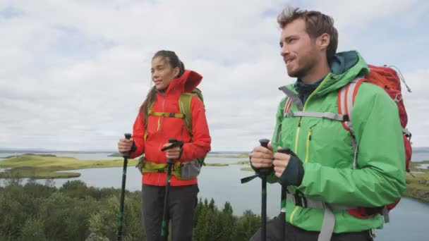 人们在大自然中远足 过着积极的生活 带着远足杆子在美丽的风景中散步的情侣们 Myvatn湖 冰岛北部 Steadicam — 图库视频影像