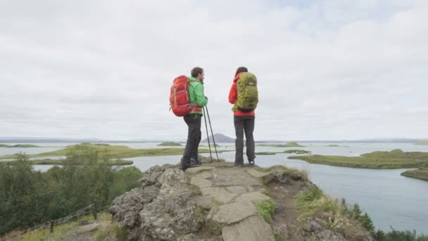 徒步旅行的人欣赏远足的风景 情侣们在美丽的风景中远足游览大自然 过着健康而积极的生活 在冰岛北部的Myvatn湖旅行的情侣 — 图库视频影像