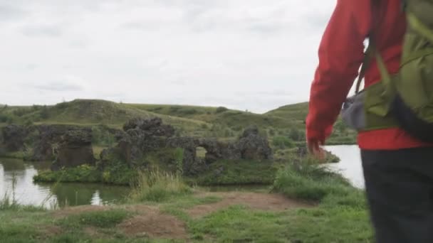 Pareja Senderismo Caminando Por Lago Aire Libre Con Mochilas Trekking — Vídeo de stock