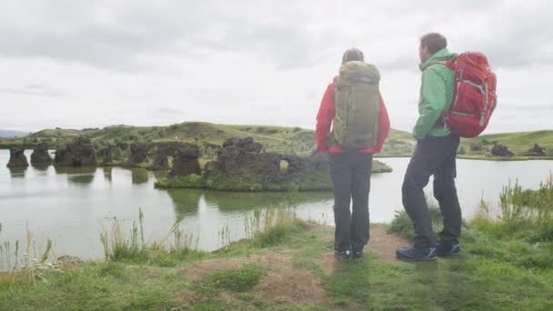Мандрівники Дивляться Екскурсію Озеру Відкритому Повітрі Одягнувши Рюкзаки Які Ходять — стокове відео